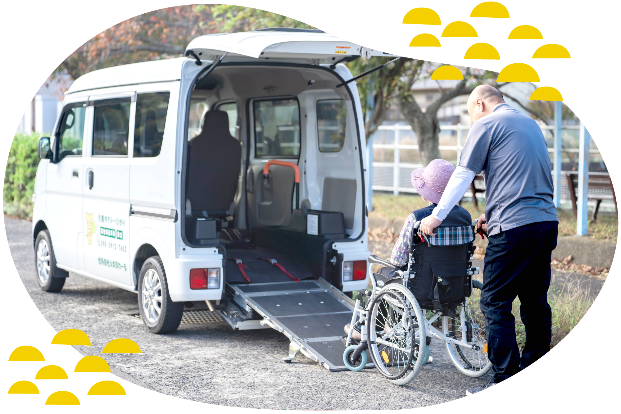 車いすの利用者を車両に載せている写真